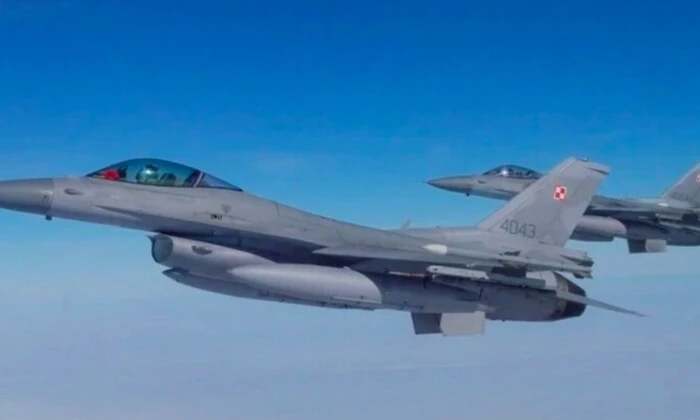 Польша подняла военную авиацию на фоне флага Украины