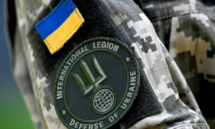 Иностранец слушает украинскую песню о войне