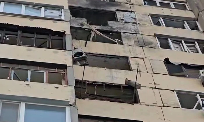 Російський дрон атакує багатоповерхівку