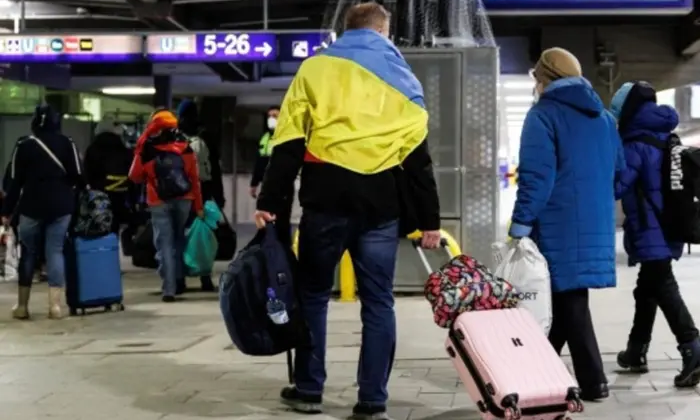 Дозвіл на виїзд для молодих українців