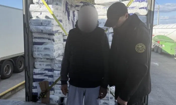 Иностранец в грузовике с подгузниками