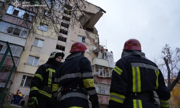 Спасатели оказывают помощь раненым при взрыве