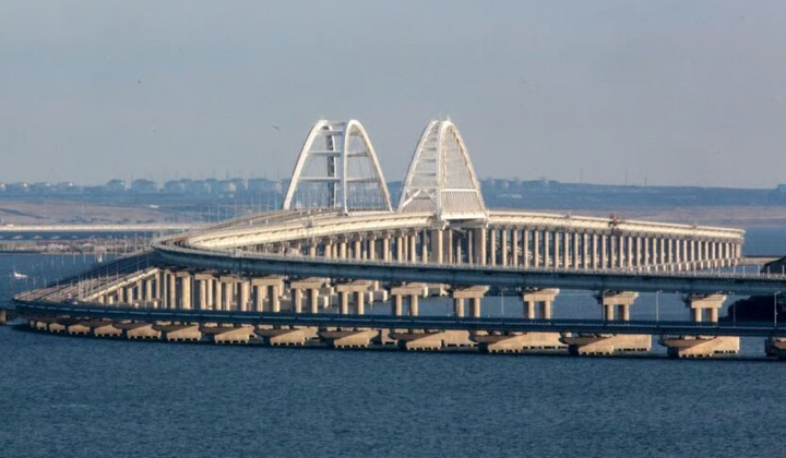 Контроль окупантів над Кримським мостом