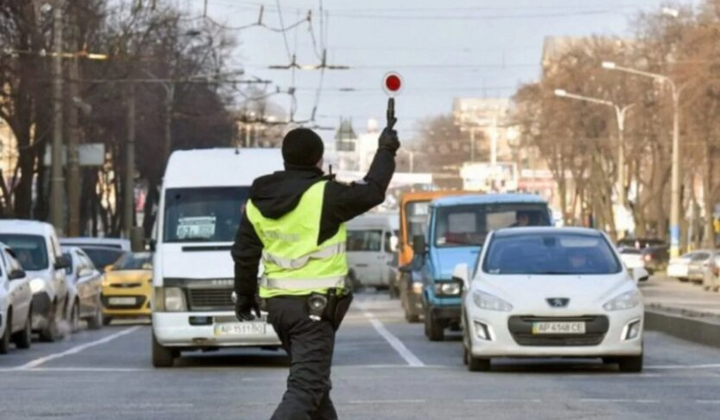 Патрульні перевіряють авто після зупинки