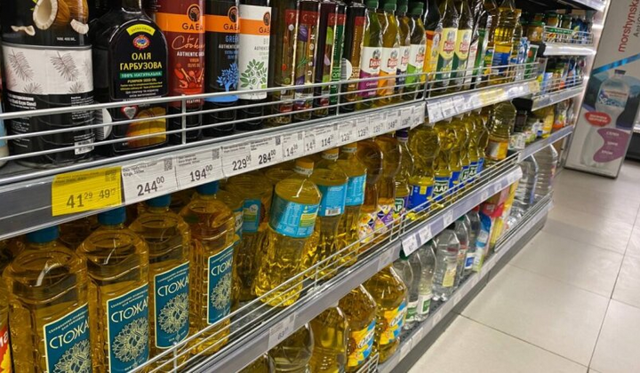 Подсолнечное масло изображено на фоне золотого фона