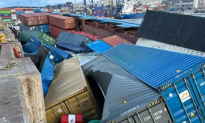 Контейнеровоз перевернулся в порту