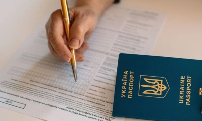 Українці оформлюють документи для роботи