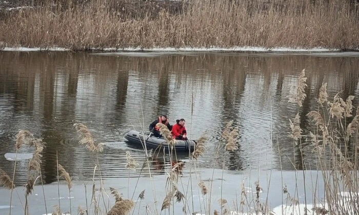 Тіло хлопчика під льодом.