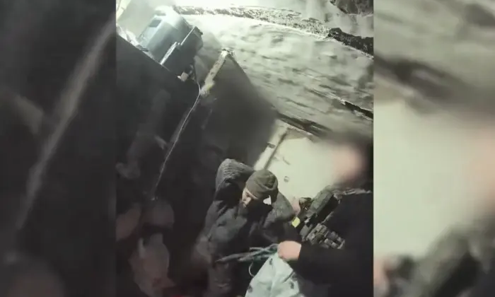 Нацгвардійці допитують в'язня на передовій