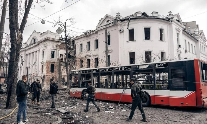 Тролейбус після ракетного удару в Сумах