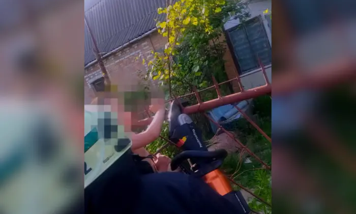 Рятувальники визволили хлопчика з паркану
