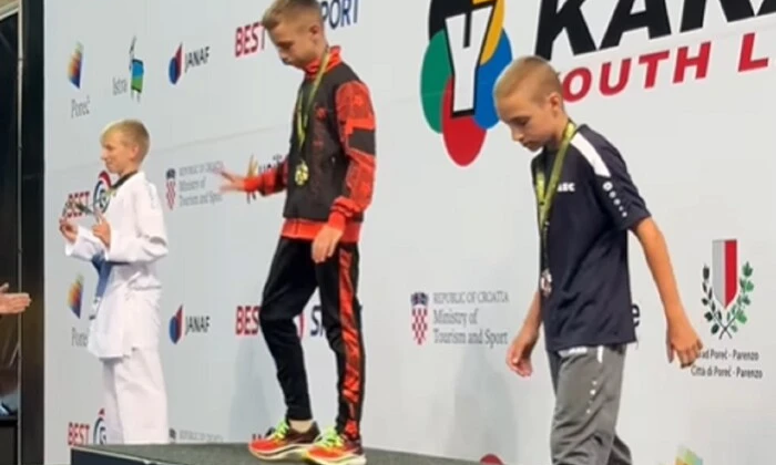 Українські каратисти відмовилися фотографуватися з росіянином