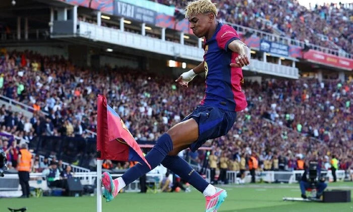 Зірка футбольної команди Барселона використовує карликів для розваг