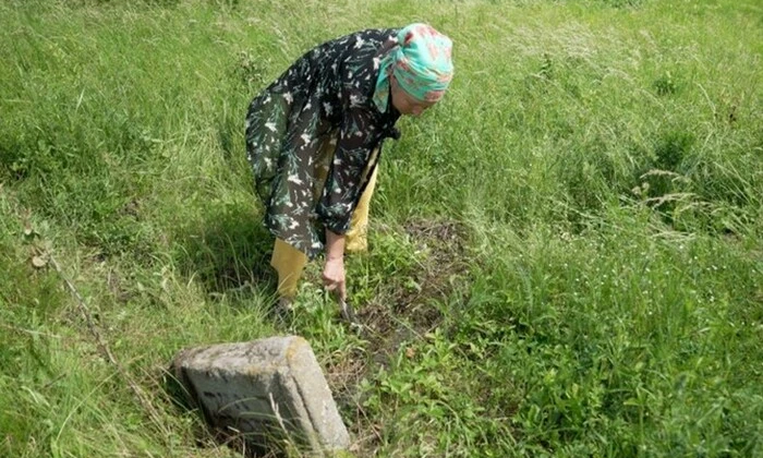 Надгробки на подвір’ї в селі Вінниччині