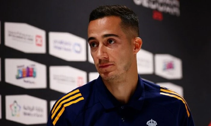 Футболіст у футболці Байєра на тлі стадіону