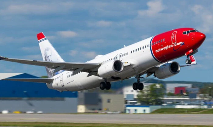 Дрон із човна на тлі літака