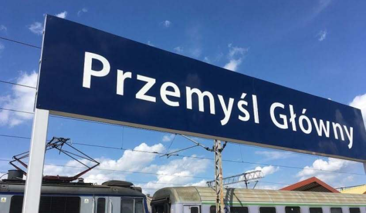 Женщина экономит деньги на пересадке