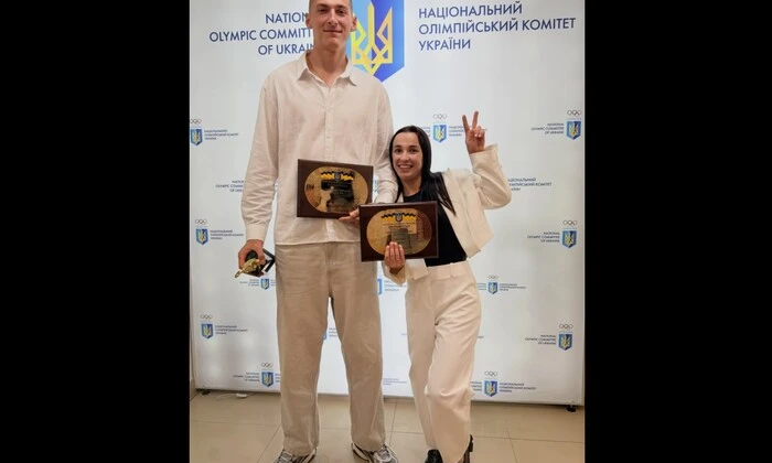 Совместное фото украинского чемпиона-гиганта и чемпионки-миниатюры