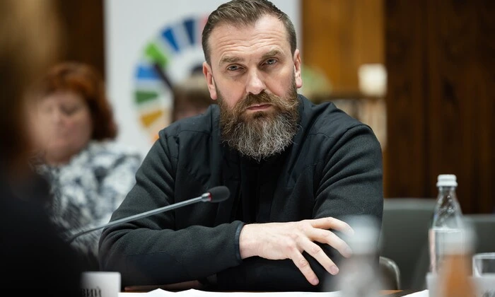 Абитуриенты на станции с чемоданами