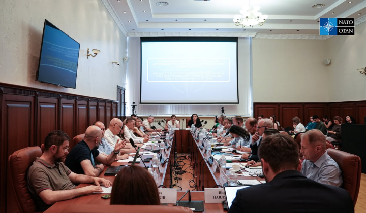 Логотип НАТО та український прапор