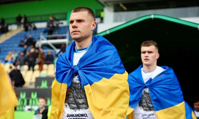 Mykhaylenko leaves the field due to injury