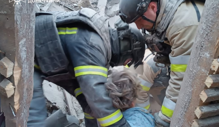 Жінка, видобута з-під завалів Дружківки