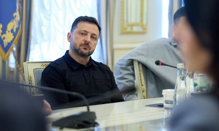 Зеленський виступає на прес-конференції