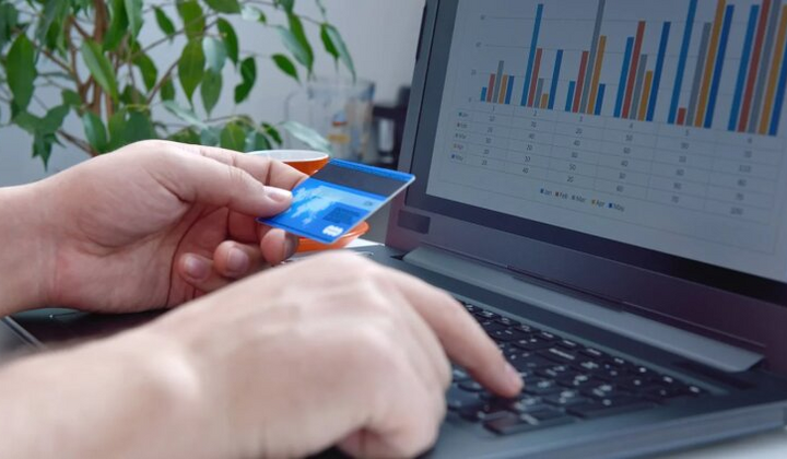 Жінка продає товари онлайн