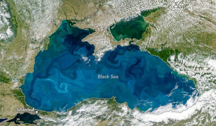 Черное море с бирюзовой водой