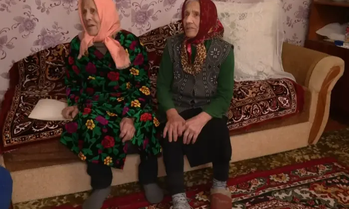 97-летние бабушки-близнецы ухаживают за курями и пасекой