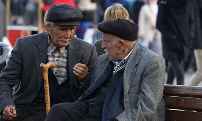 Новорожденный ребенок на фоне турецкого флага