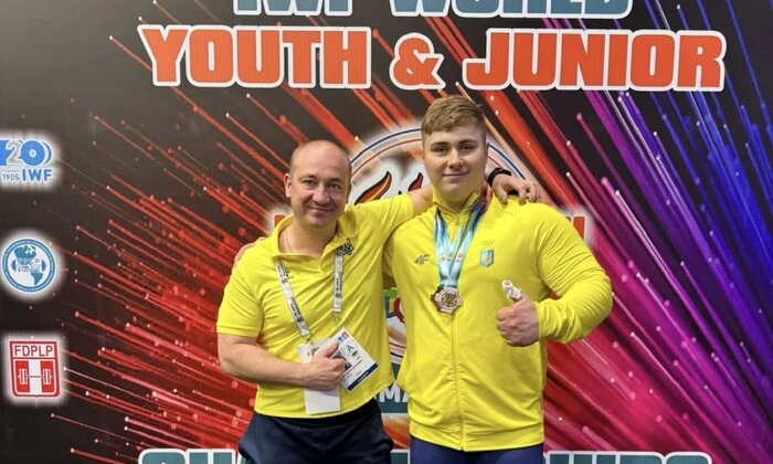 Чмих с выигранной наградой