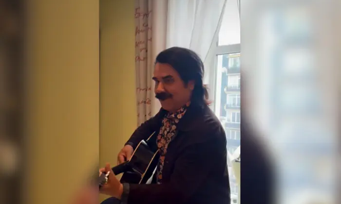 Павло Зібров грає на гітарі