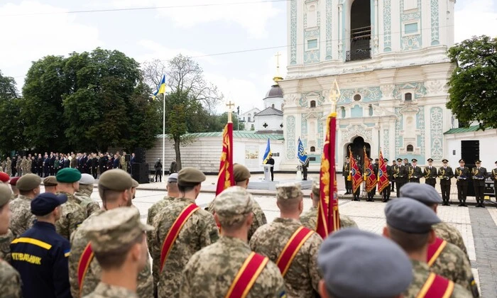 Украинские герои получают награды от президента