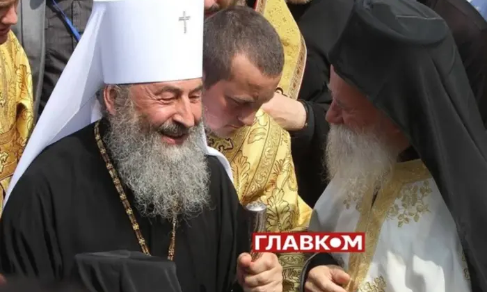 Юрист розглядає документи в офісі