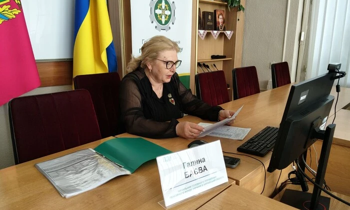 Жінка, яка підписує декларацію в офісі