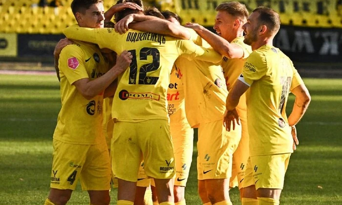 Футболісти на полі під час гри