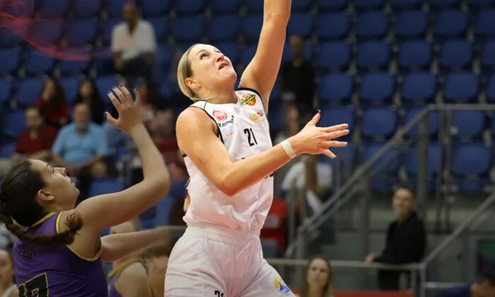 Юркевічус забиває м'яч на баскетбольному матчі