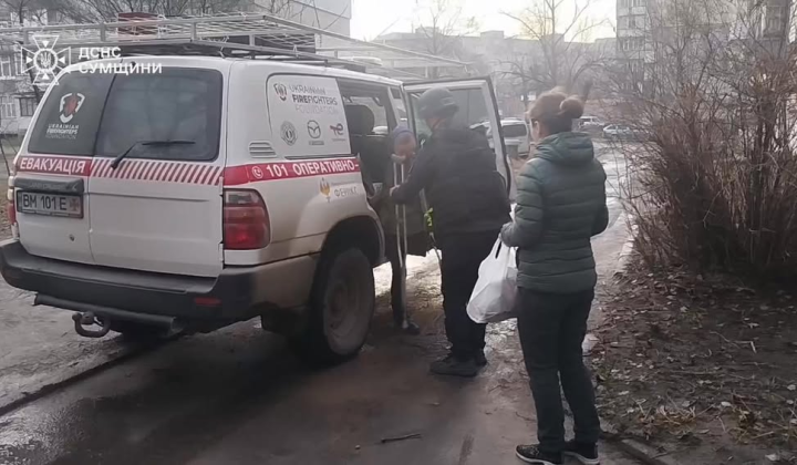 Спасатели группы 'Феникс' эвакуируют людей из Сумщины