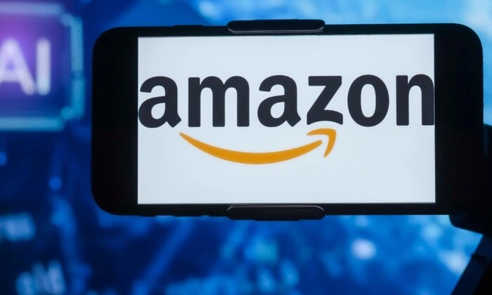 Логотип Amazon на фоне иллюстрации искусственного интеллекта