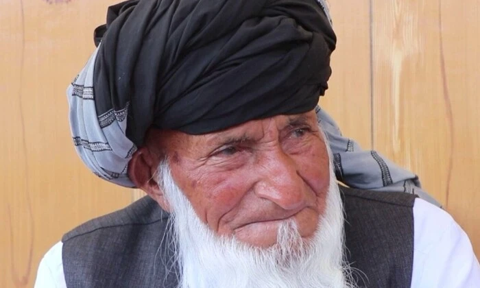 Мужчина позує на фоні афганського пейзажу