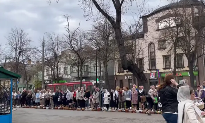 Куличи верующих в Московской и Украинской церквах