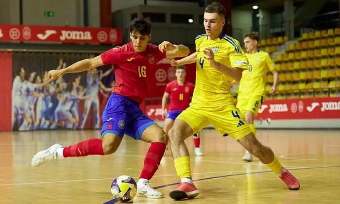 Юношеская сборная Украины побеждает Испанию