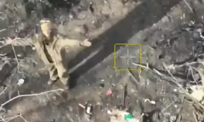 Это изображение российского штурмовика и нацгвардейца во время событий