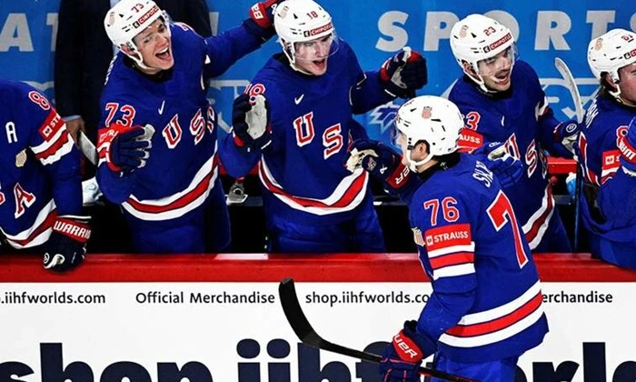 Сборная США празднует победу в хоккейном чемпионате