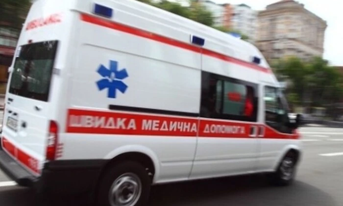 Дитина тримає пістолет у руці