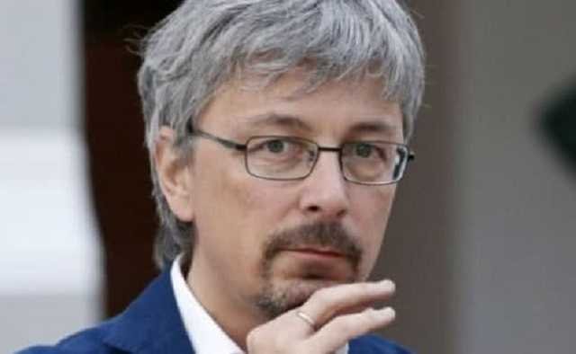 Слуга Ткаченко с маской стоимостью 2300 гривен