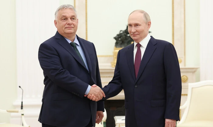 Прапори Росії та Угорщини укріплені поруч