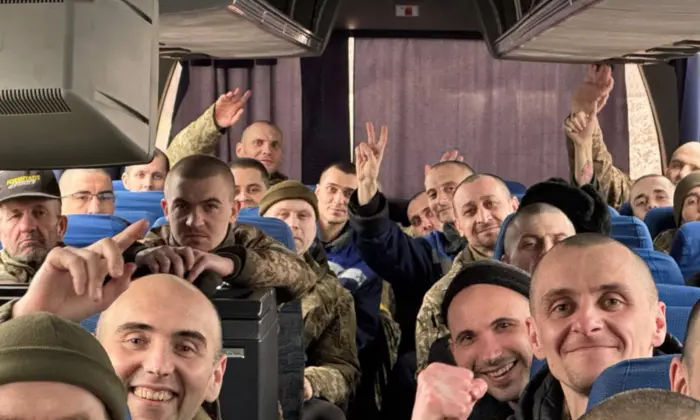 Українські вояки, звільнені з полону