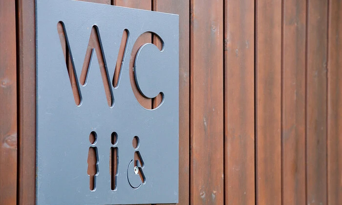 Чоловік у вбиральні «Епіцентру»